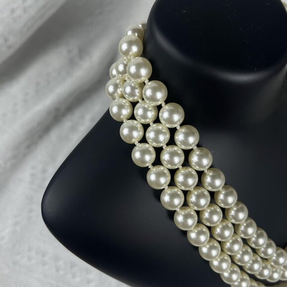 Brand new Vivienne Westwood Three Row Pearl Bas Relief Choker in Gold - Picture 4 of 7